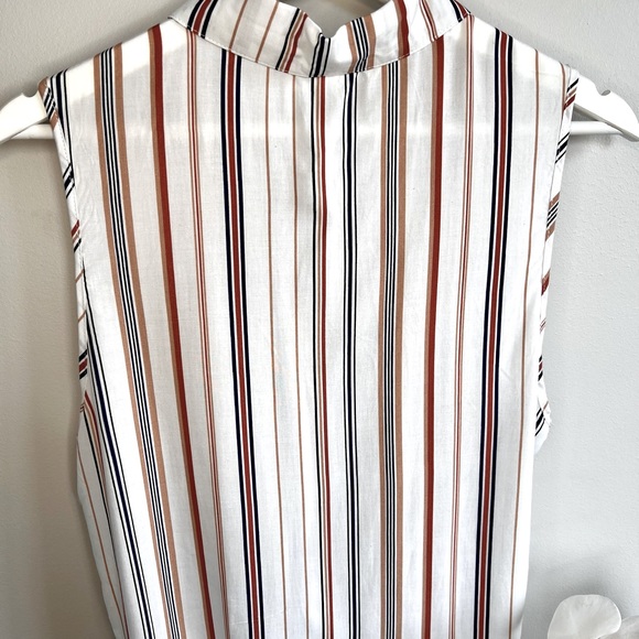 Button-down, collared tank top with a front knot - Picture 4 of 7